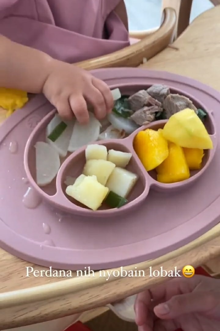 7 Cara bikin MPASI ala Alice Norin, bantu anak belajar makan sendiri
