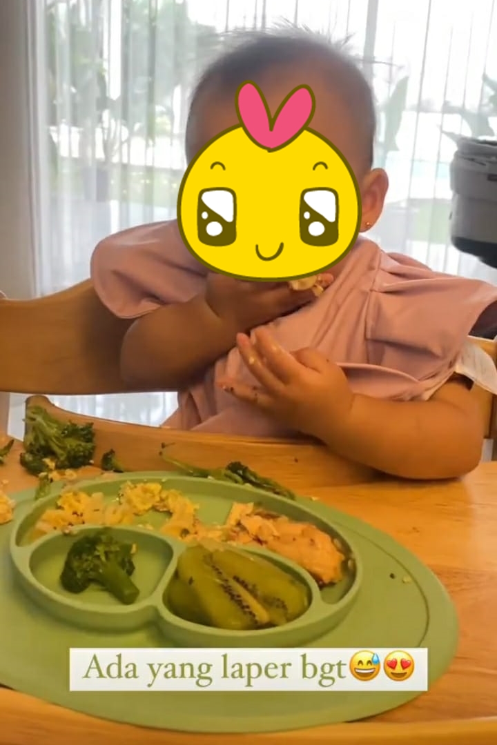 7 Cara bikin MPASI ala Alice Norin, bantu anak belajar makan sendiri