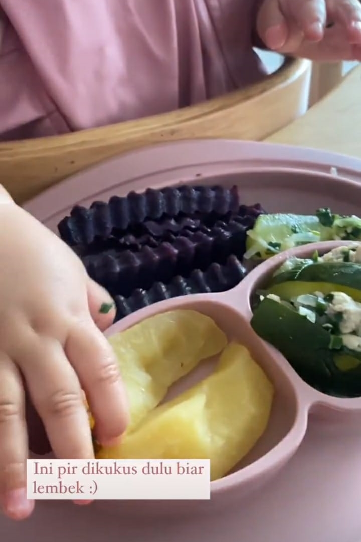 7 Cara bikin MPASI ala Alice Norin, bantu anak belajar makan sendiri