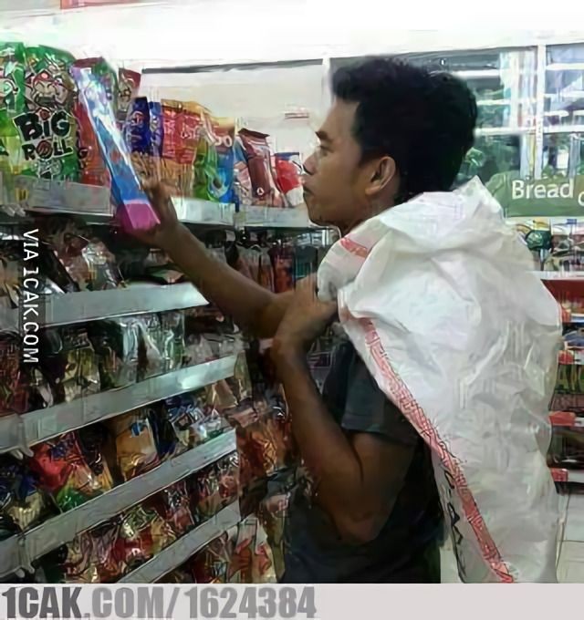 13 Potret lucu orang di minimarket ini tingkahnya ada-ada aja