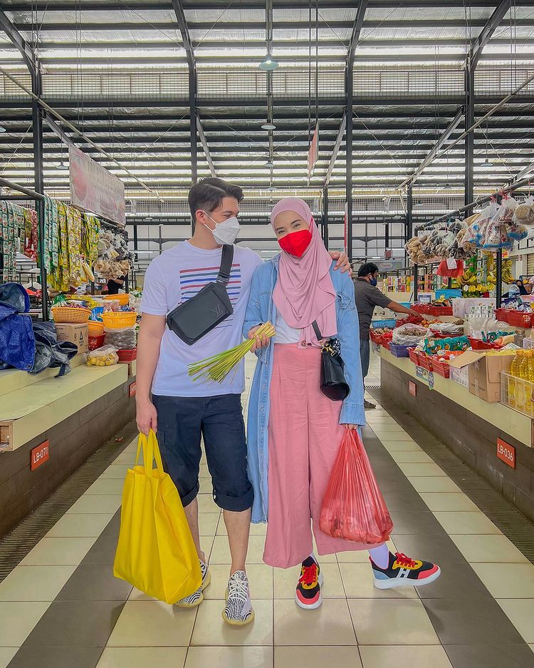 Momen 11 seleb ditemani suami belanja ke pasar, tak jaim tawar harga
