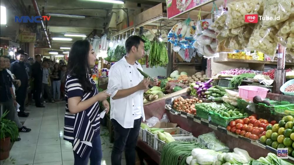 Momen 11 seleb ditemani suami belanja ke pasar, tak jaim tawar harga
