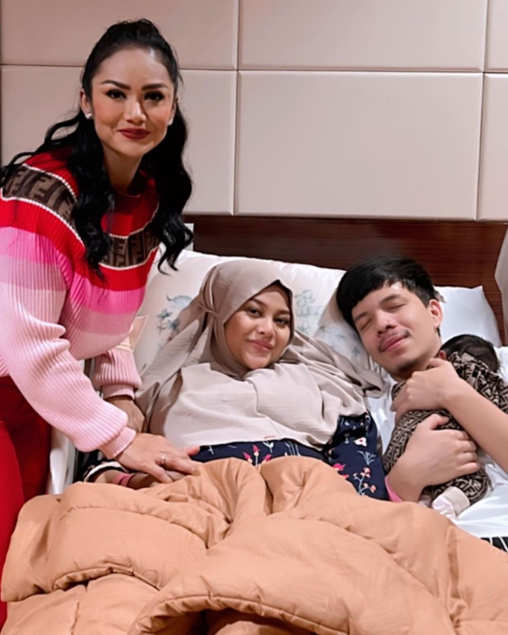 11 Momen kompak Anang, Ashanty, dan Krisdayanti momong cucu pertama
