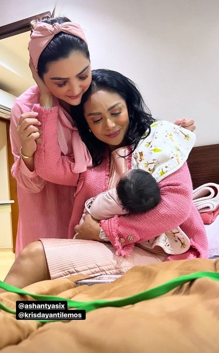 11 Momen kompak Anang, Ashanty, dan Krisdayanti momong cucu pertama