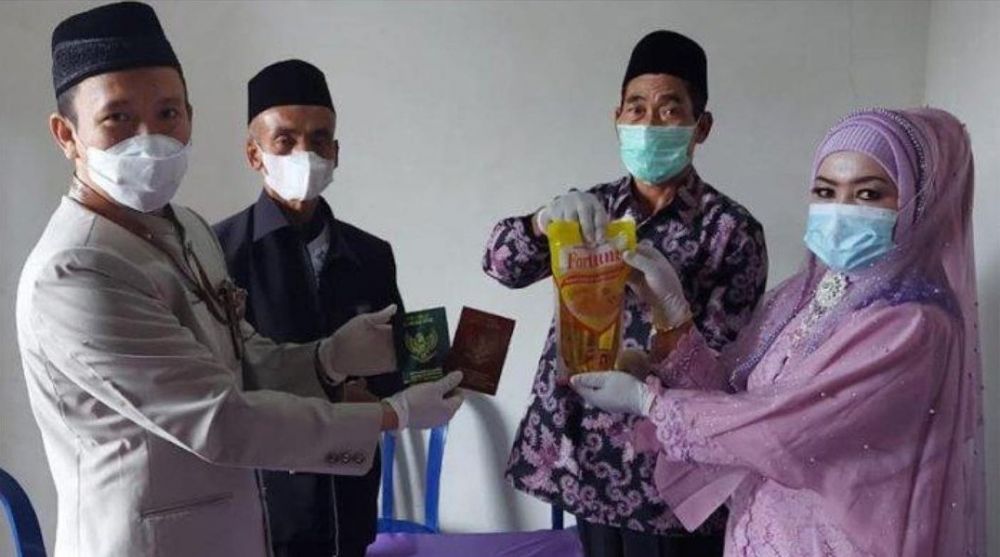 Viral pernikahan unik dan sederhana, mahar 1 liter minyak goreng