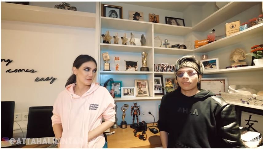 Potret ruang kerja 9 seleb wanita di rumah, estetik dan cozy