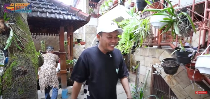 9 Potret rumah Tarzan Srimulat, unik tidak ada pintu masuk