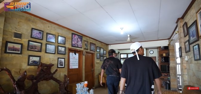 9 Potret rumah Tarzan Srimulat, unik tidak ada pintu masuk