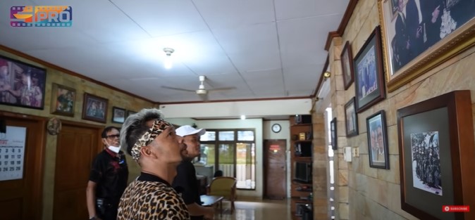 9 Potret rumah Tarzan Srimulat, unik tidak ada pintu masuk