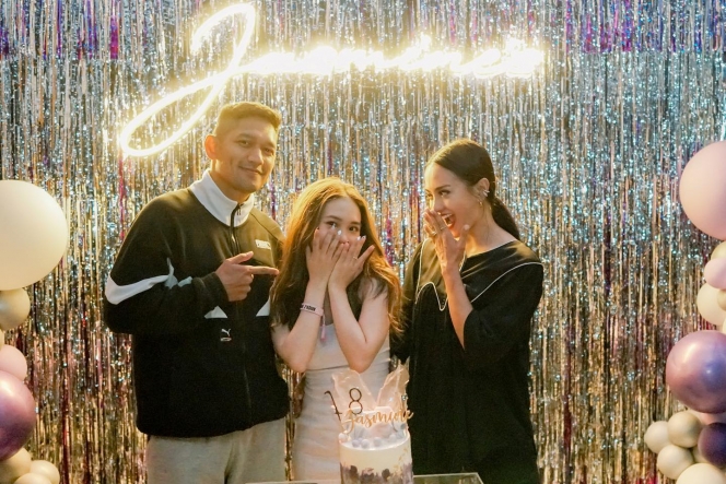 Beranjak dewasa, 11 potret terbaru Jasmine Abeng anak Ririn Ekawati