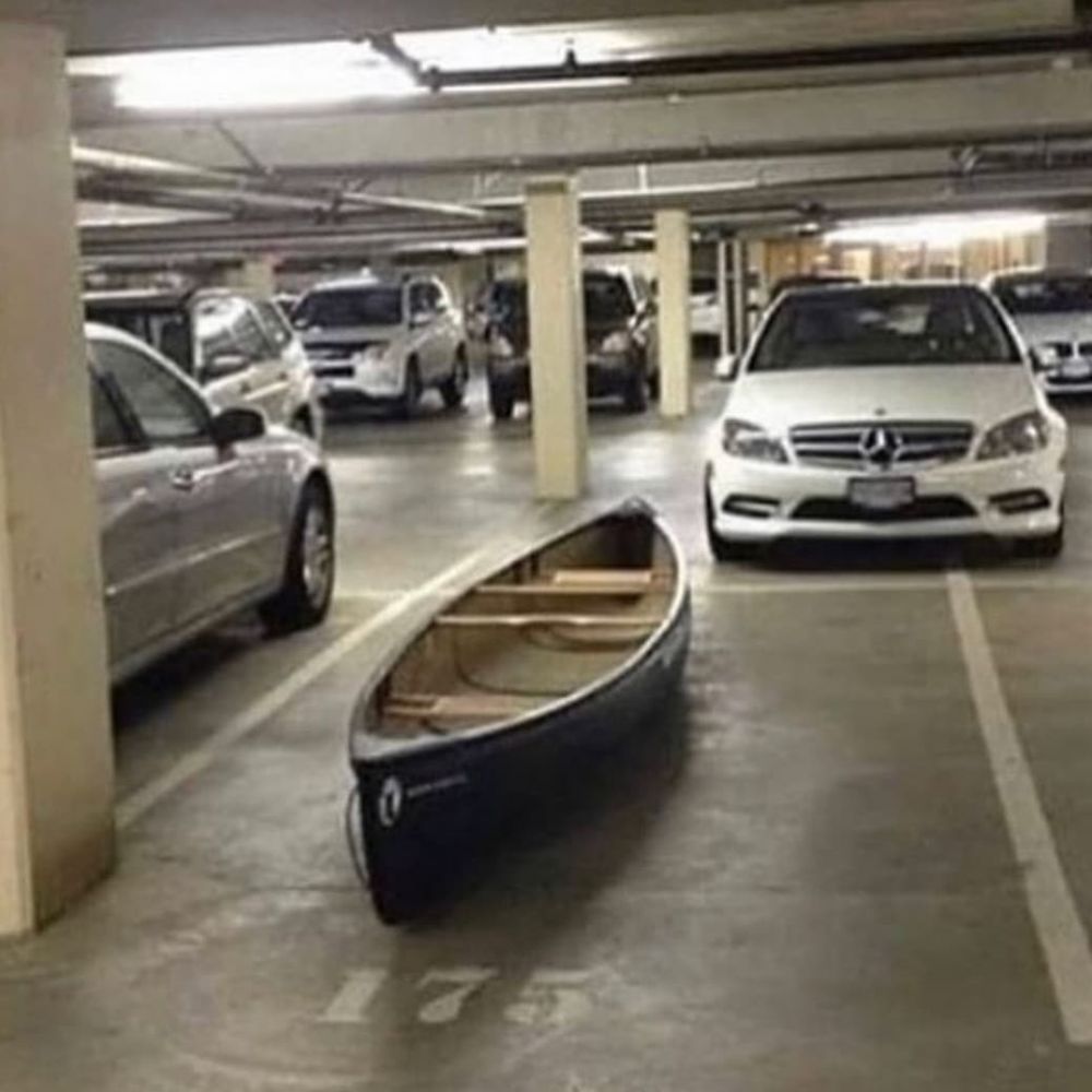 21 Penampakan nyeleneh kendaraan saat diparkir ini bikin garuk kepala