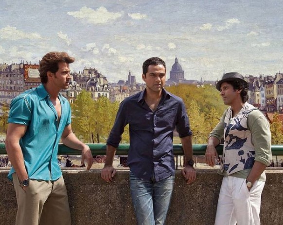 Sahabatan dari remaja, 9 potret kompak Hrithik Roshan & Farhan Akhtar