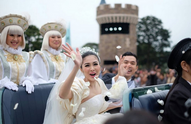 11 Pernikahan seleb berkonsep kerajaan, Rizal Djibran gagah bak raja