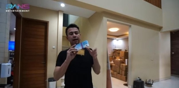 9 Momen Raffi Ahmad bagi emas ke karyawan, ada yang kebagian 100 gram