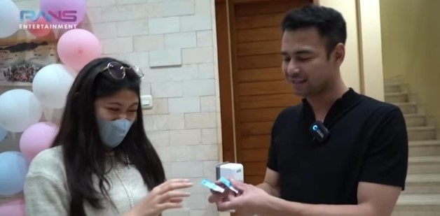9 Momen Raffi Ahmad bagi emas ke karyawan, ada yang kebagian 100 gram