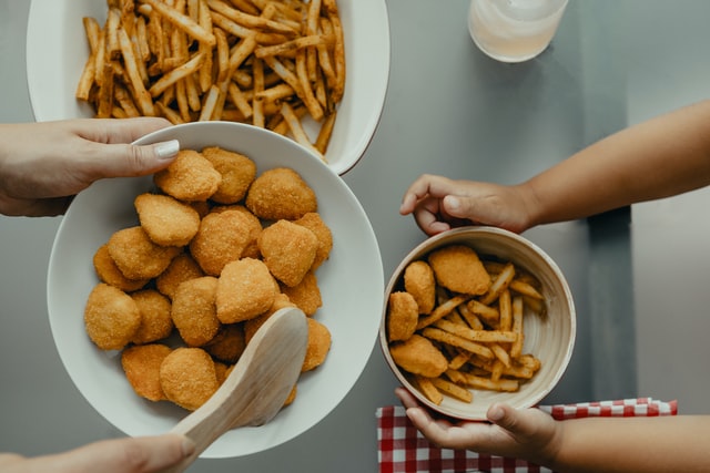 8 Makanan ini sebaiknya dihindari usai vaksin Covid-19