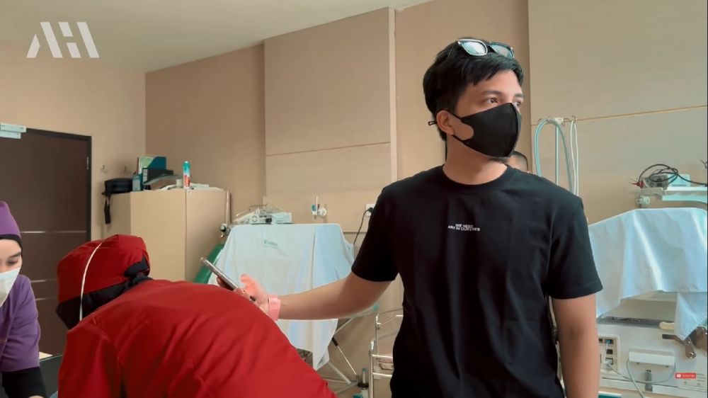 7 Momen anak Aurel tindik tak lama usai lahir, Atta ikut rasakan sakit