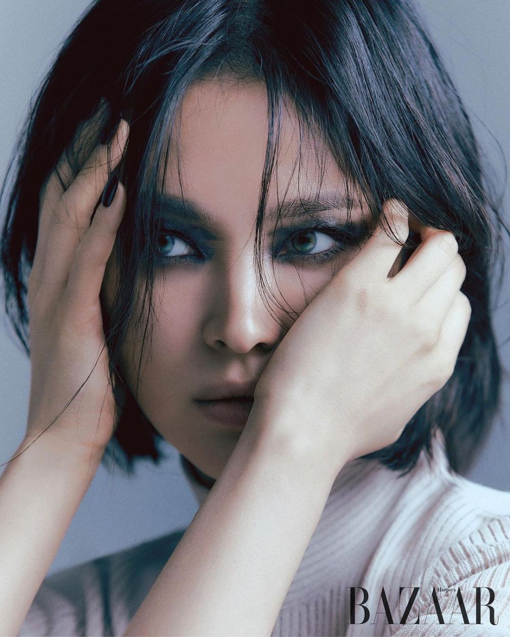 9 Pemotretan terbaru Song Hye-kyo, tampil beda dengan makeup tebal