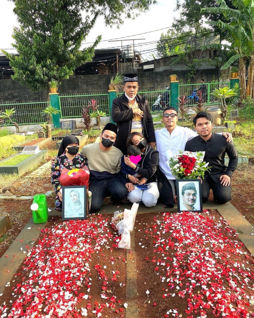 Momen keluarga Fuji ziarah ke makam Bibi Ardiansyah pas momen ultah