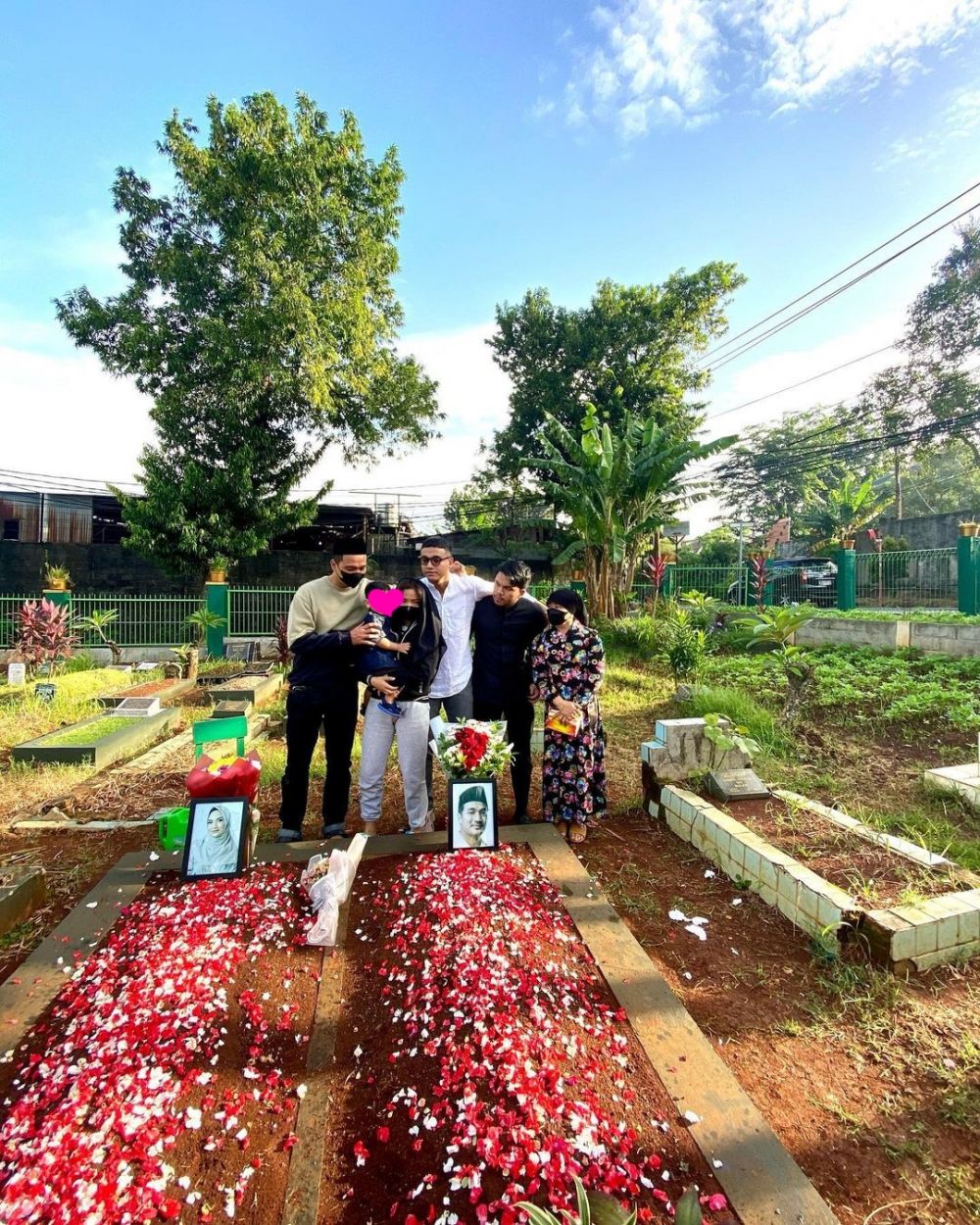 Momen keluarga Fuji ziarah ke makam Bibi Ardiansyah pas momen ultah
