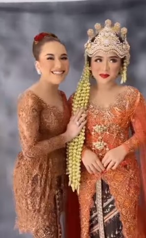 7 Penampilan Ayu Ting Ting di resepsi kedua sang adik, anggun memesona