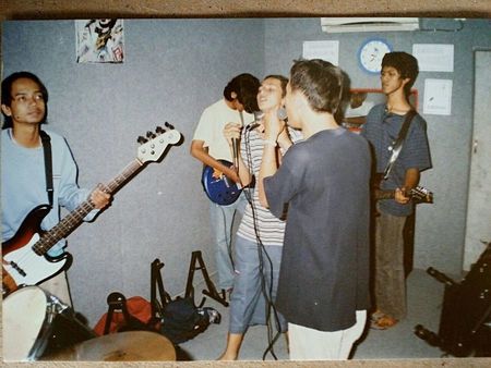 Potret lawas 9 presenter jadi anak band, Raffi Ahmad sebagai drummer