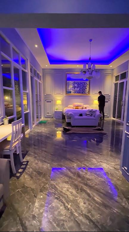 7 Penampakan kamar tidur Robby Purba, mewah full marmer