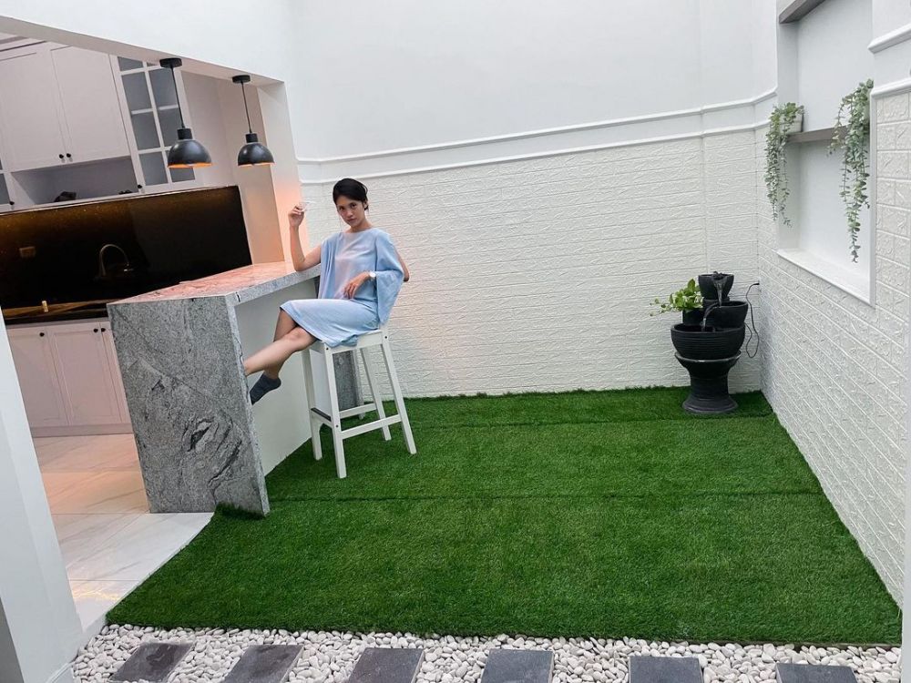 Mewah bernuansa putih, intip 11 potret rumah baru Vinessa Inez