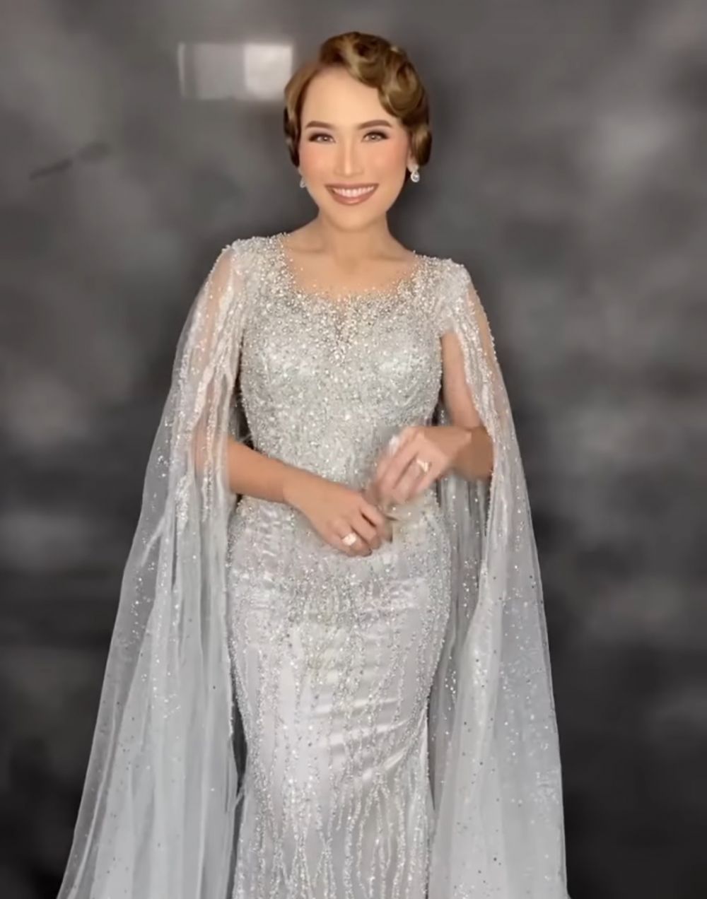 9 Potret Ayu Ting Ting di resepsi sang adik, gaya ala Nyonya Belanda
