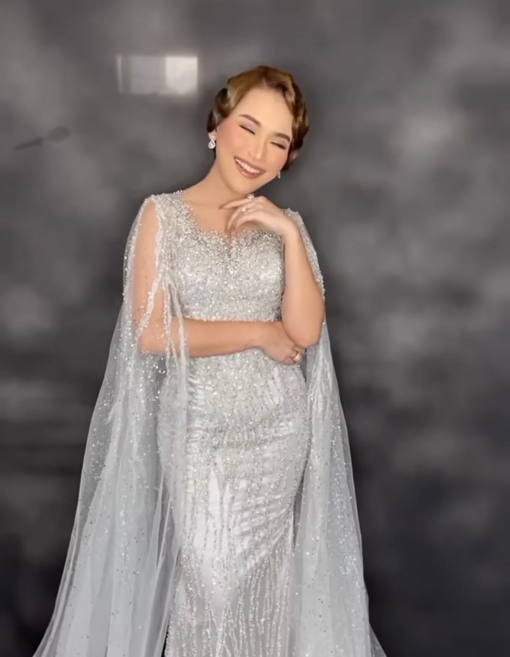 9 Potret Ayu Ting Ting di resepsi sang adik, gaya ala Nyonya Belanda