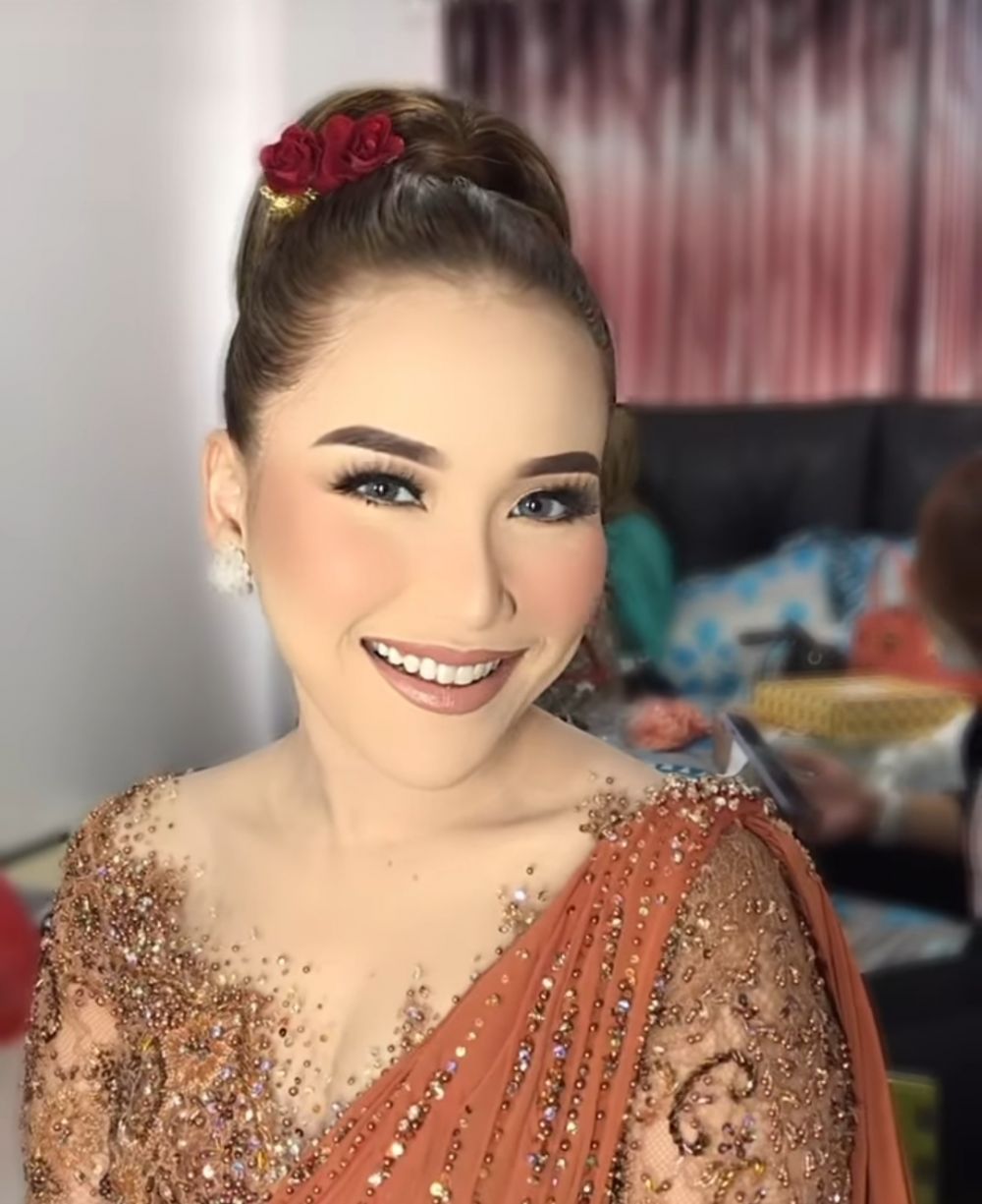 9 Potret Ayu Ting Ting di resepsi sang adik, gaya ala Nyonya Belanda