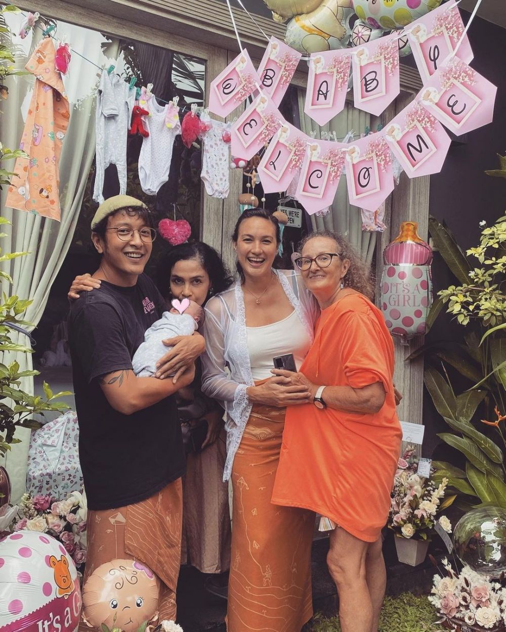 7 Potret penyambutan bayi Nadine Chandrawinata, dekor baju digantung