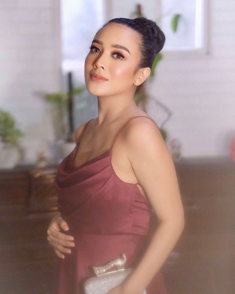 12 Tahun menanti buah hati, ini 11 potret Dea Ananda pamer baby bump
