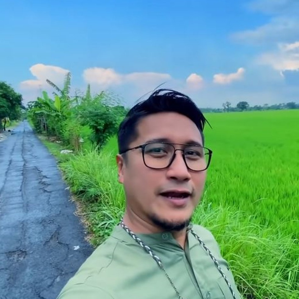 11 Potret rumah Arie Untung di kampung halaman Klaten, ada minimarket