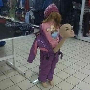 21 Potret kocak manekin di toko ini bikin cekikikan