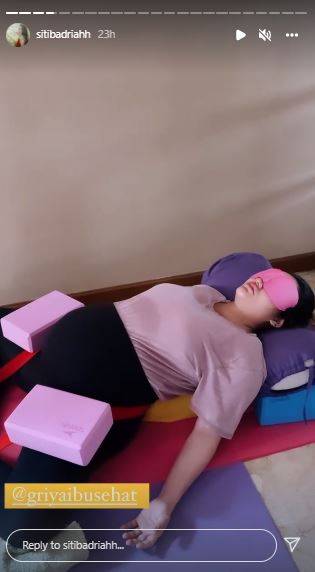 Jelang lahiran, intip 9 momen Siti Badriah lakukan prenatal yoga