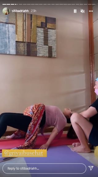 Jelang lahiran, intip 9 momen Siti Badriah lakukan prenatal yoga