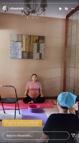 Jelang lahiran, intip 9 momen Siti Badriah lakukan prenatal yoga