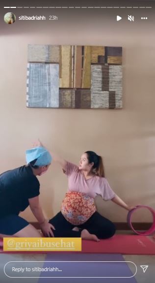 Jelang lahiran, intip 9 momen Siti Badriah lakukan prenatal yoga
