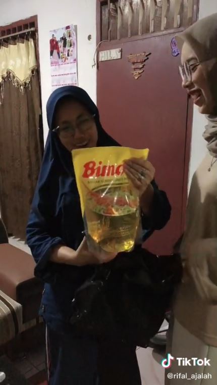 Viral pria bawa minyak goreng ke rumah pacar, bikin calon mertua heboh