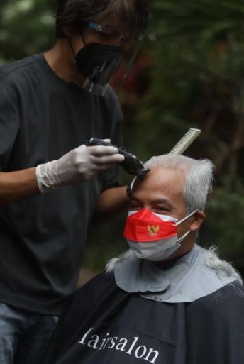 Ganjar Pranowo tampil botak untuk dukung anak kanker, ini 7 potretnya