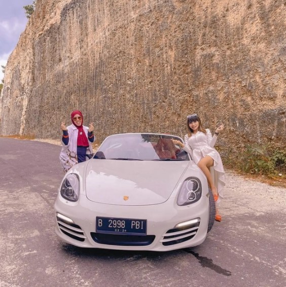 Tetap akur, ini 12 potret akrab seleb yang punya mantan suami sama