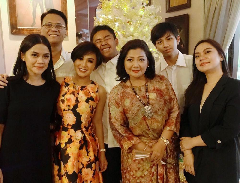 Tetap akur, ini 12 potret akrab seleb yang punya mantan suami sama