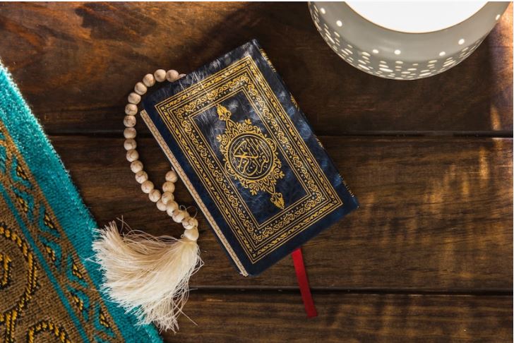 7 Arti mimpi membaca Alquran menurut Islam dan primbon