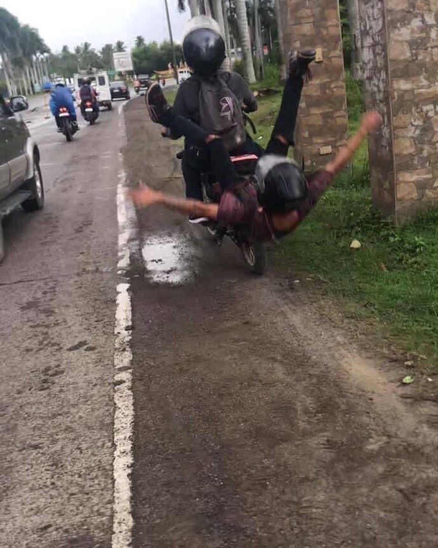 13 Momen lucu pas kena apes, pengen ketawa tapi kasihan