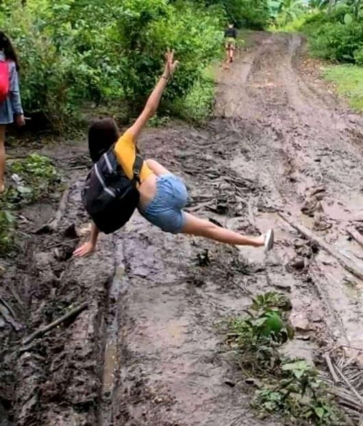 13 Momen lucu pas kena apes, pengen ketawa tapi kasihan