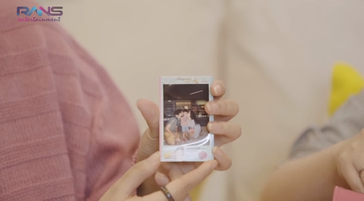 Intip foto di dompet 7 seleb, Ayu Ting Ting pajang Jin BTS