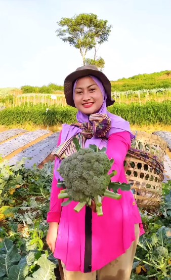 7 Kisah hidup Novi Listiana, biduan dangdut alih profesi jadi petani