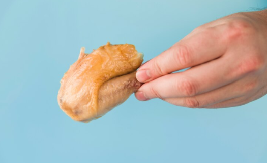 7 Arti mimpi makan daging ayam, pertanda adanya perubahan hidup