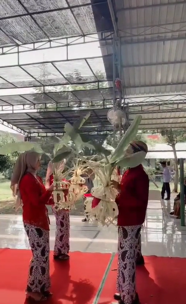 Warganet terkecoh, dikira hajatan betulan ternyata siswa praktik nikah